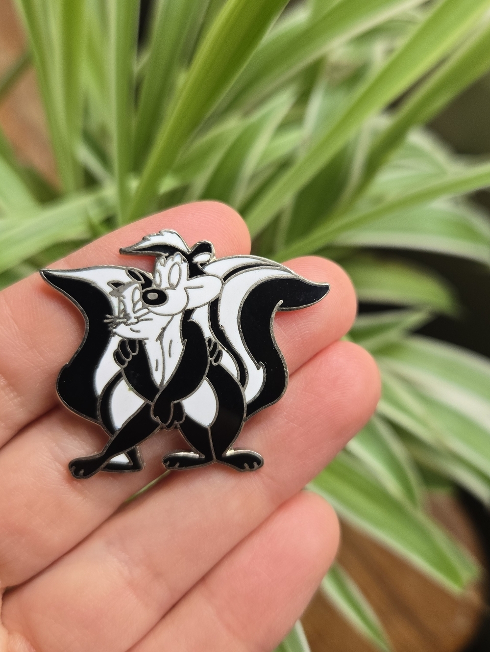 Vintage Warner Brothers Pepe Le Pew Enamel Cartoon Skunk Retro Lapel Brooch Pin - Picture 3 of 4